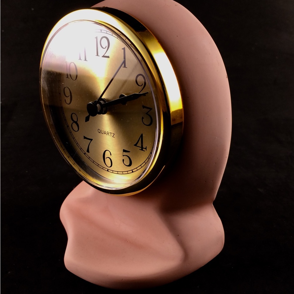 Elegant Pink and Gold Quartz Table Clock